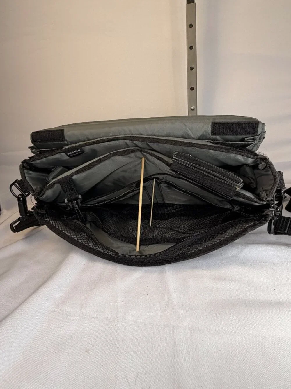 Belkin NE-07 Notebook Laptop Carrying Case Messenger Bag Black Gray Handle